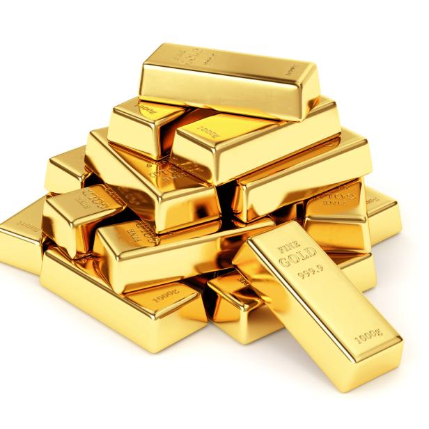 Ein Stapel glänzender Goldbarren auf einem weißen Hintergrund.
