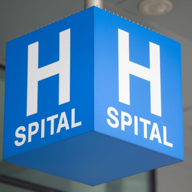 Ein blaues Schild mit der Aufschrift „Hospital“.