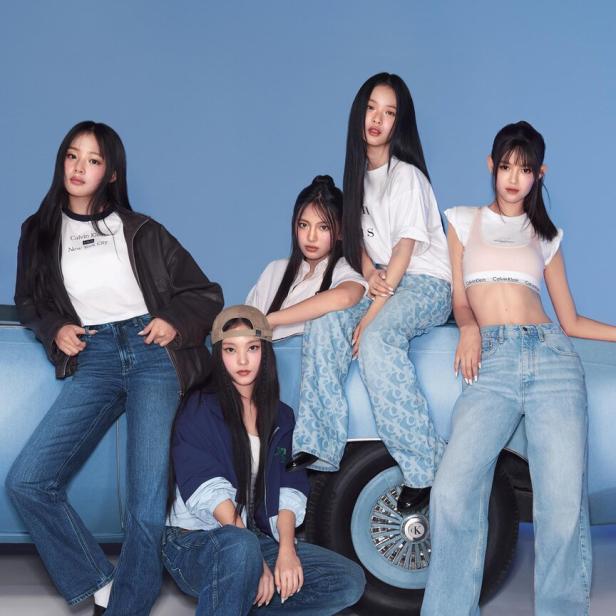 Mitglieder der K-Pop-Band New Jeans sind im Denim Look zu sehen.