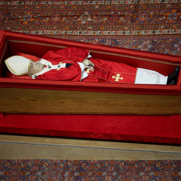 Papst Franziskus im offenen Sarg: Wie Verstorbene konserviert werden