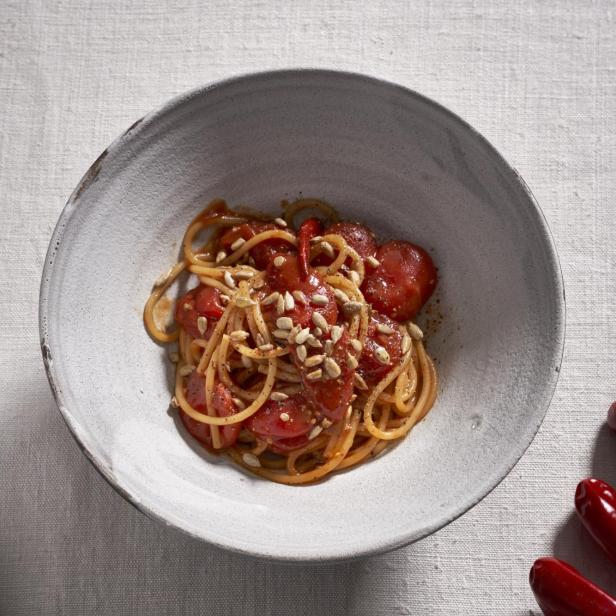 Pasta alla Philipp in einer hellen Schale mit Chili und Sonnenblumenkernen.