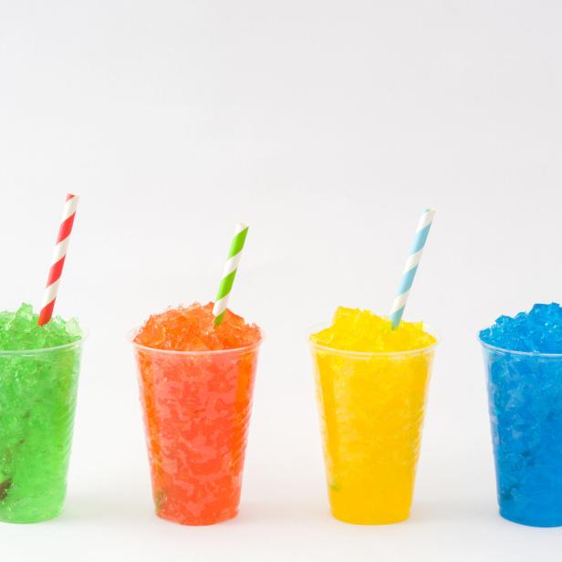 Damit Slush-Eis nicht komplett gefriert, enthält es häufig Glyzerin als eine Art Frostschutzmittel.