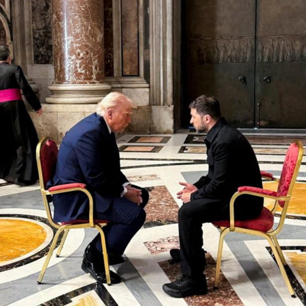 Der dritte Stuhl wurde weggebracht: Trumps  und Selenskij im Petersdom  