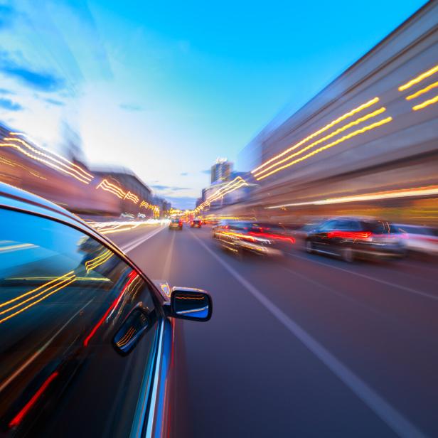 Das Auto bewegt sich in der Nacht.