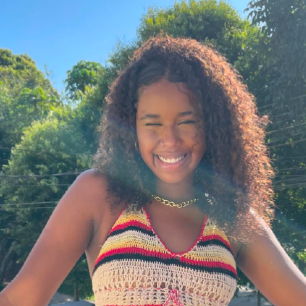 Karen Silva: 17-Jährige posiert im Sonnenschein für ein Foto