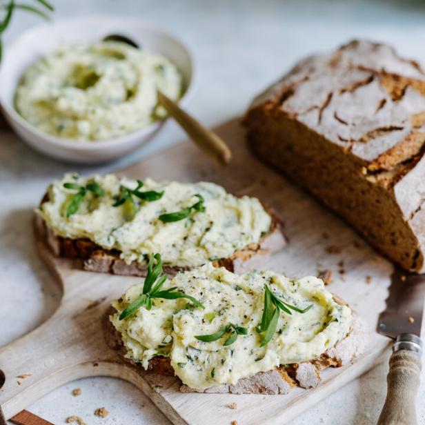 Zu sehen sind Brotscheiben mit einem Erdäpfelkas und Estragon Aufstrich.