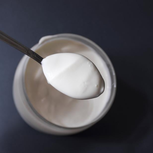 Ein Löffel in einem Joghurtbecher.