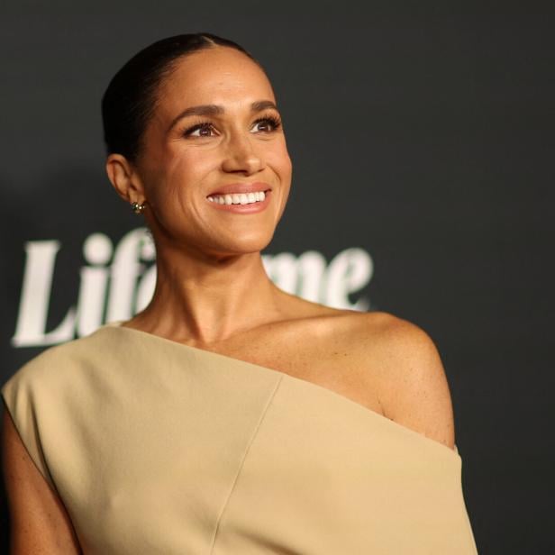 Herzogin Meghan lächelt auf einem Event