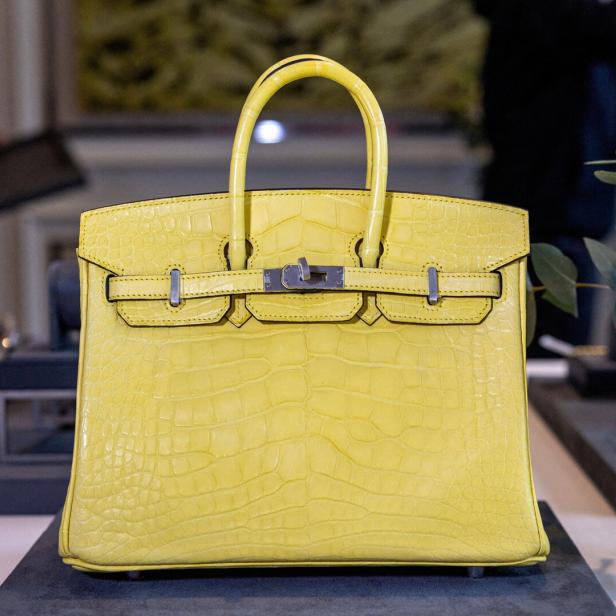 Eine Mimosa Matte Mississippiensis Alligator Birkin Handtasche von Hermès wird während einer Auktionsvorschau bei Sotheby's in Genf gezeigt.