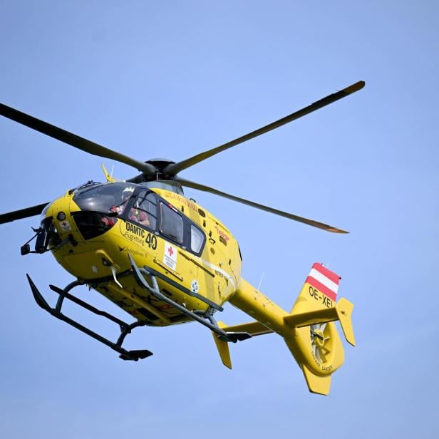 Ein gelber Notarzthubschrauber des ÖAMTC im Flug.