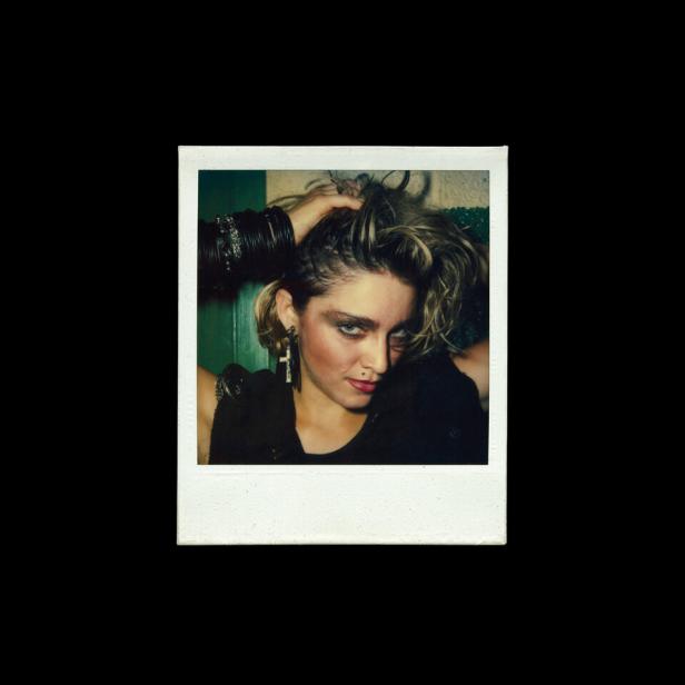 Ein Polaroid-Foto von Madonna mit auffälligem Schmuck und toupierten Haaren.