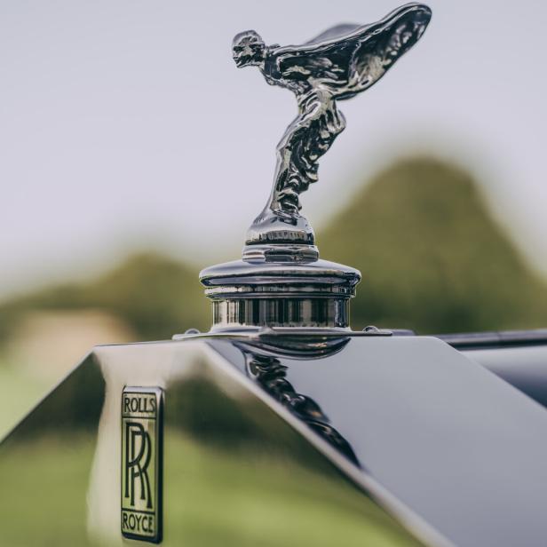 Die „Spirit of Ecstasy“-Kühlerfigur auf einem Rolls Royce.