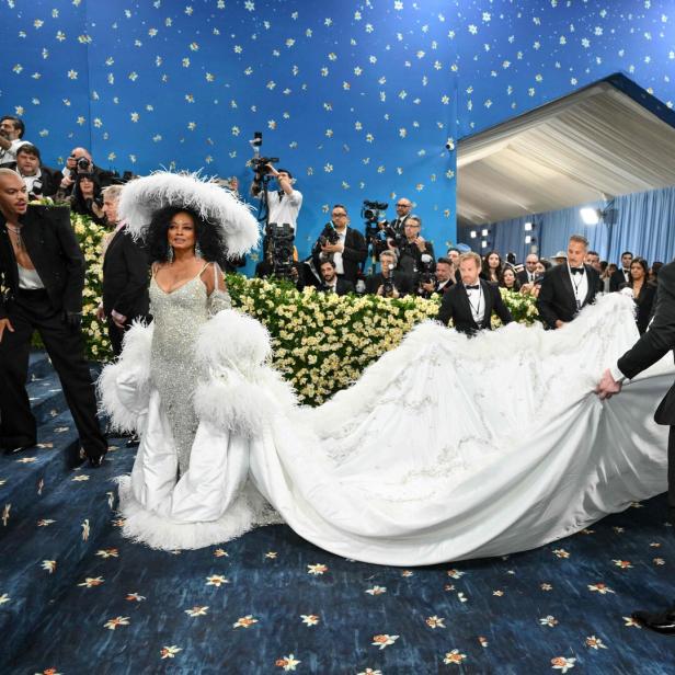 Diana Ross trug eine weiße Robe mit fünf Meter langer Schleppe.