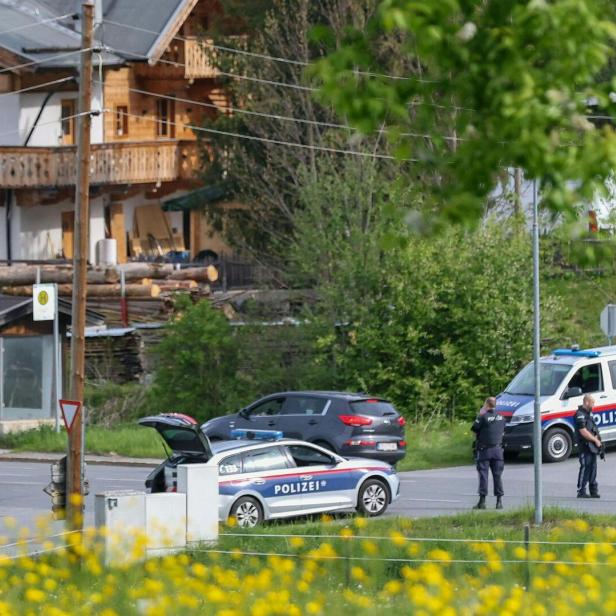Polizei ist an einem Tatort in einer ländlichen Gegend im Einsatz.