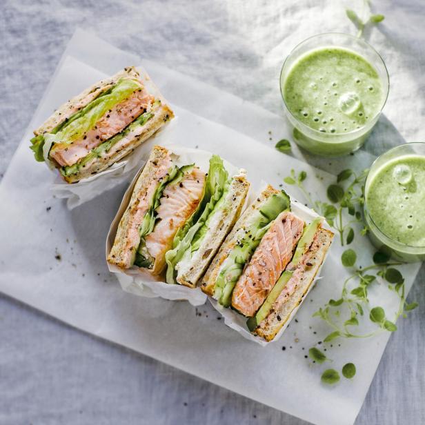 Toast-Sandwiches mit Lachs.