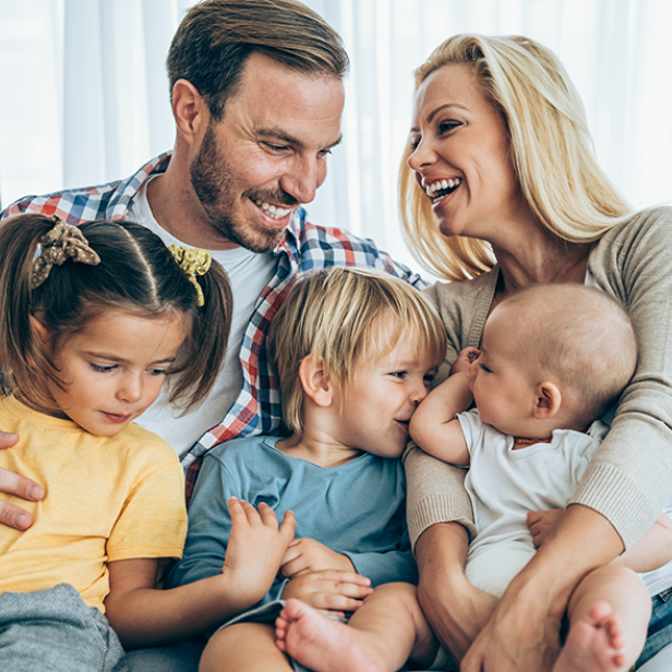 Familie mit 3 Kindern auf Sofa