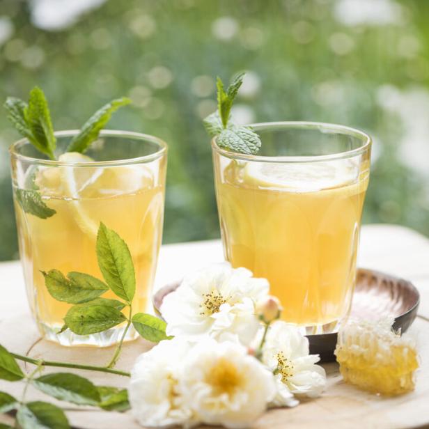 Grüner Honig-Eistee mit Pfefferminze und Ingwer.