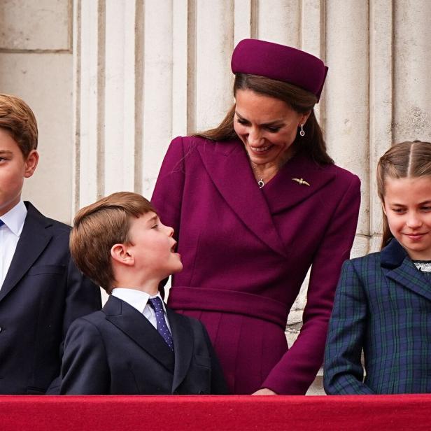 Prinzessin Kate steht mit ihren Kindern George, Louis und Charlotte auf dem Balkon des Buckingham-Palasts.