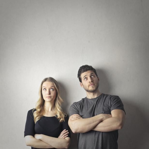 Frau und Mann denken nach.