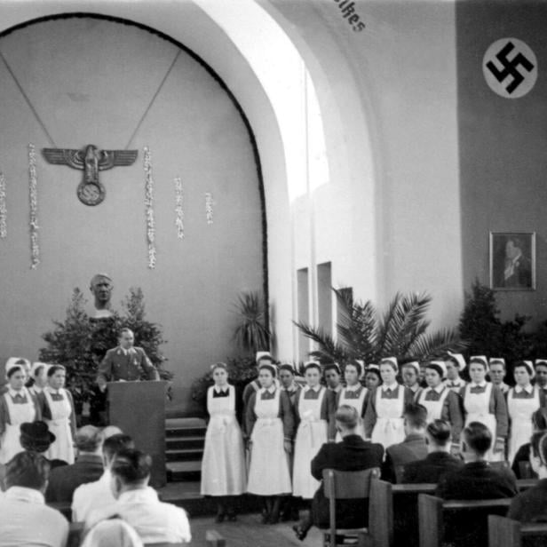 Der Wiener Gesundheitsstadtrat der NS-Zeit, Max Gundel, im Oktober 1939 vor Krankenhausmitarbeiterinnen und -mitarbeitern