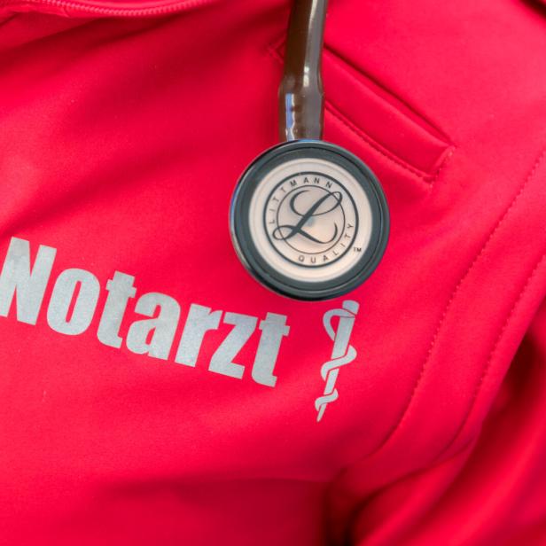 Rote Jacke mit Notarzt-Schriftzug.
