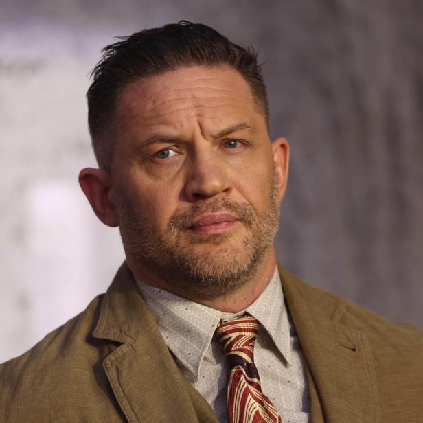 Tom Hardy im beigen Anzug bei der Weltpremiere von "Havoc".