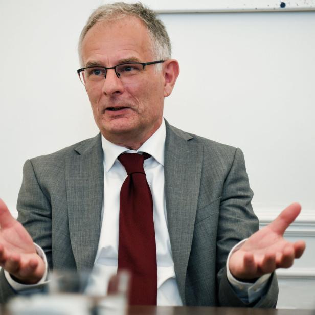 Markus Marterbauer gestikuliert während eines Gesprächs.