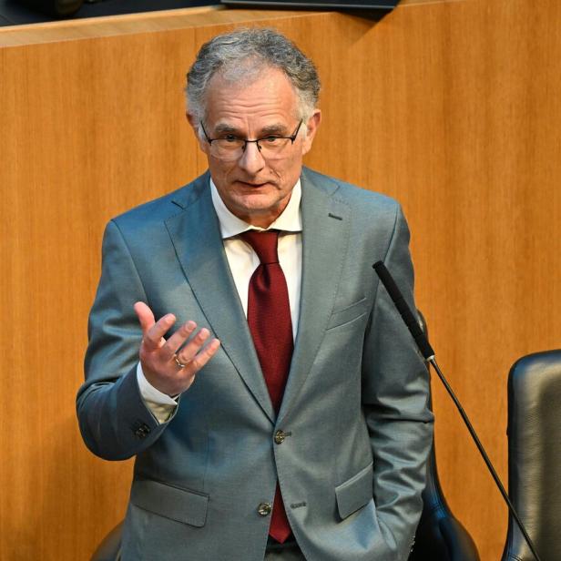 Finanzminister Marterbauer im Nationalrat vor der Budgetrede