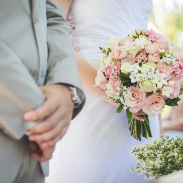 Hochzeitspaar steht nebeneiander