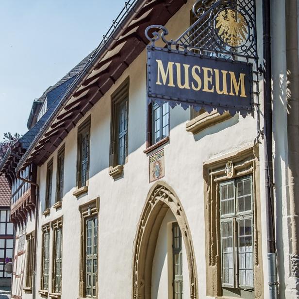 Straßenschild mit der Aufschrift „Museum“, das auf das Goslarer Museum hinweist.