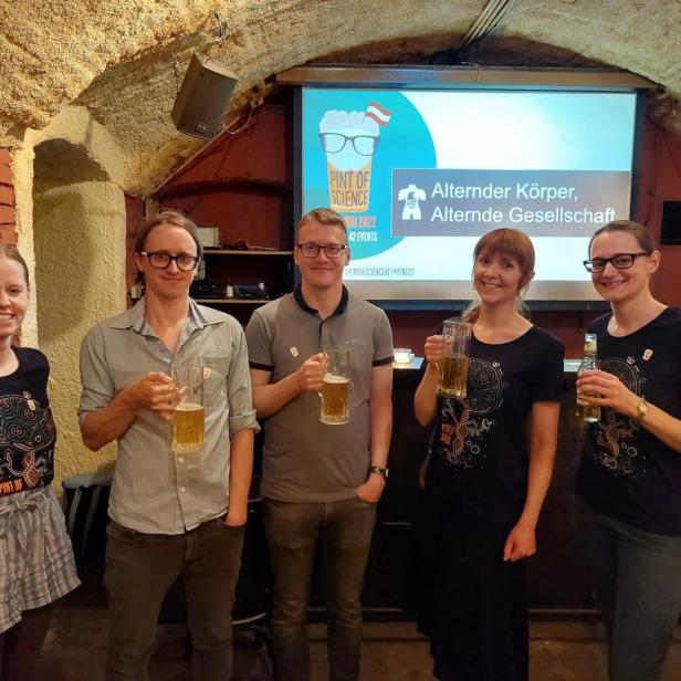 Teilnehmer des Pint of Science Festivals mit einem Bier in der Hand.