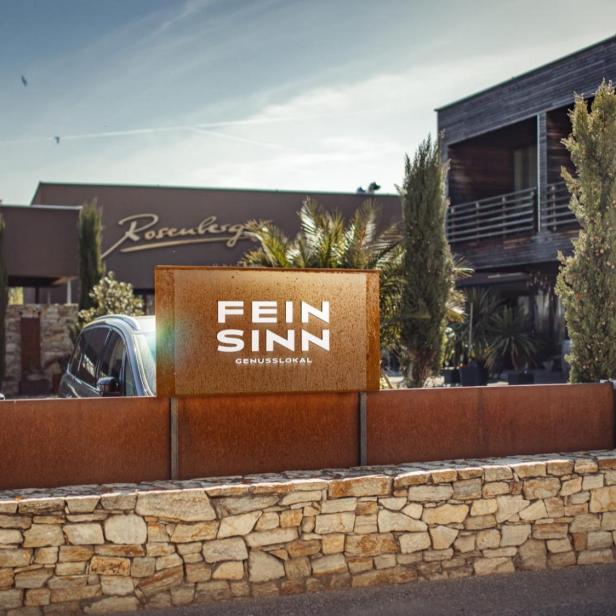 Ein Restauranteingang, wo Feinsinn steht. 