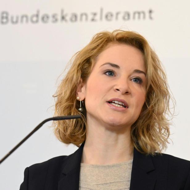 FRAUENTAG: PK "INTERNATIONALER FRAUENTAG": HOLZLEITNER