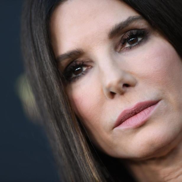 Nahaufnahme von Sandra Bullock bei einer Filmpremiere.