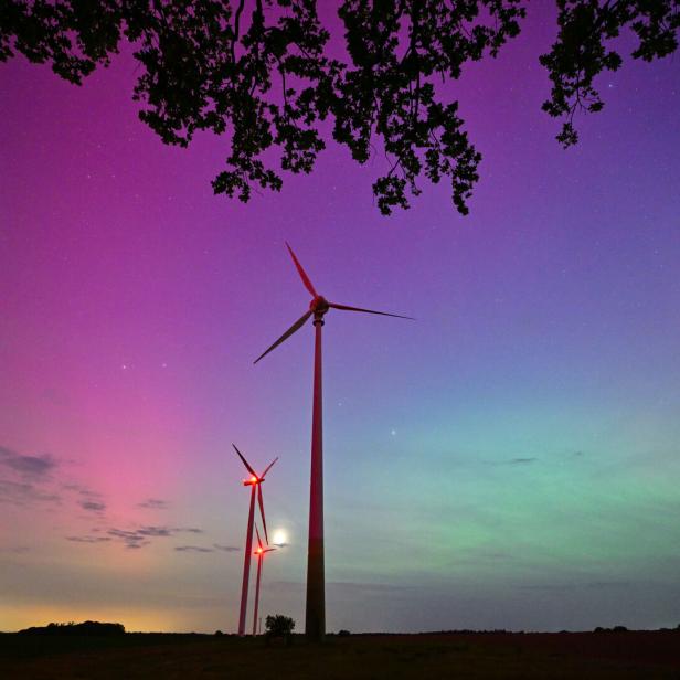 Polarlichter leuchten am Nachthimmel