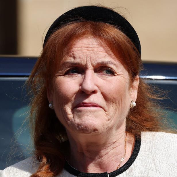 Sarah Ferguson trägt ein weißes Jackett und ein schwarzes Haarband.