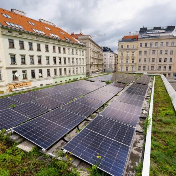 Solarpanels auf dem Dach eines Hauses beim Kamelitermarkt in Wien, umweltfreundliche Energieerzeugung in urbaner Umgebung