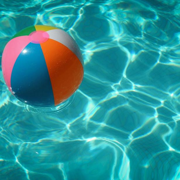 Bunter Ball in einem Swimmingpool