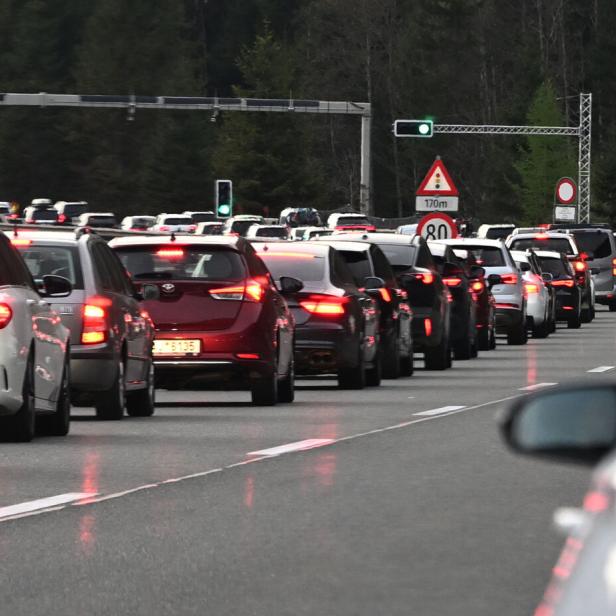 ++ THEMENBILD ++ VERKEHR / STAU / STRASSE / VERKEHRSAUFKOMMEN / KFZ / AUTO