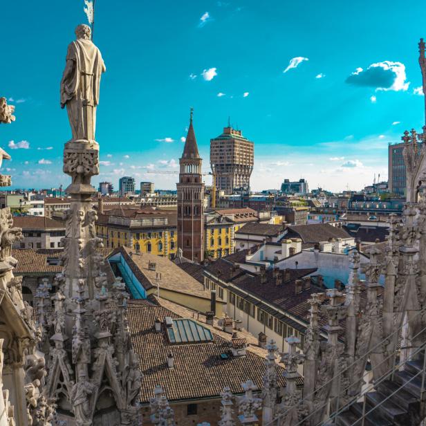 Panoramablick auf die Skyline der Stadt, gesehen von den Terrassen des Mailänder Doms.