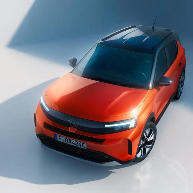 Ein orangener E-SUV von Opel