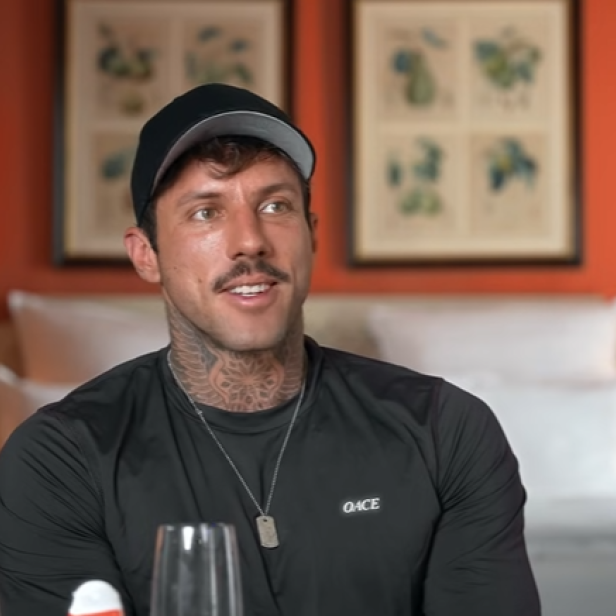 Christian Wolf mit schwarzer Kappe und schwarzem T-Shirt