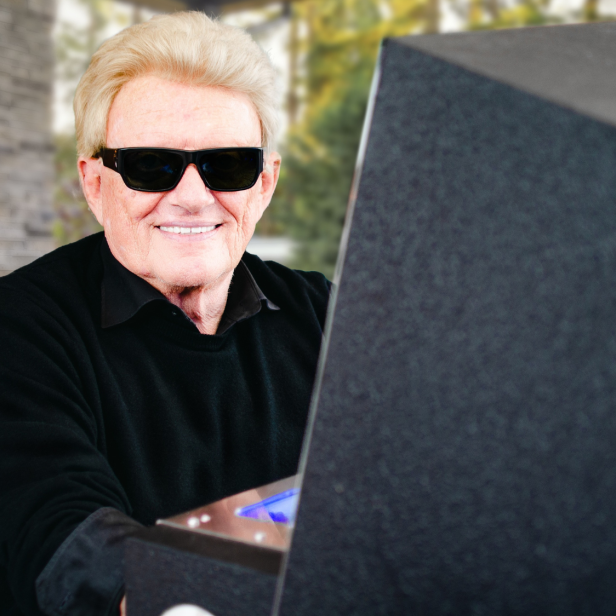 Ein Mann mit einer schwarzen Sonnenbrille 