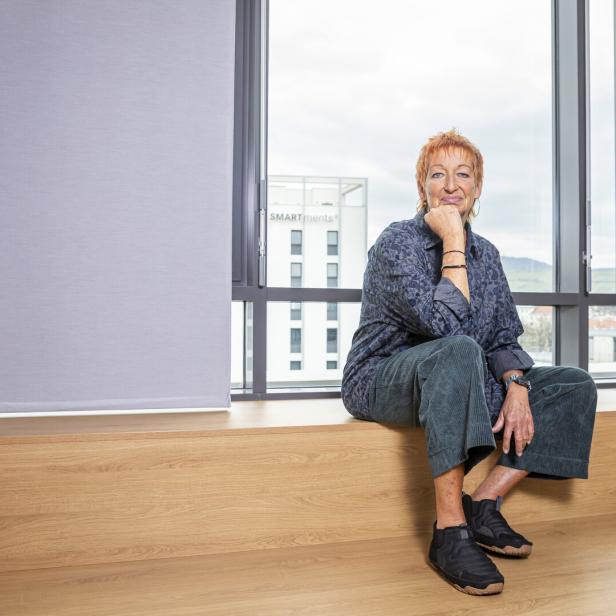 Eva Rossmann sitzt vor einem Fenster in einem Büro.