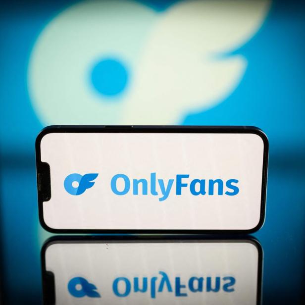 Das Logo von OnlyFans wird auf einem Smartphone angezeigt.