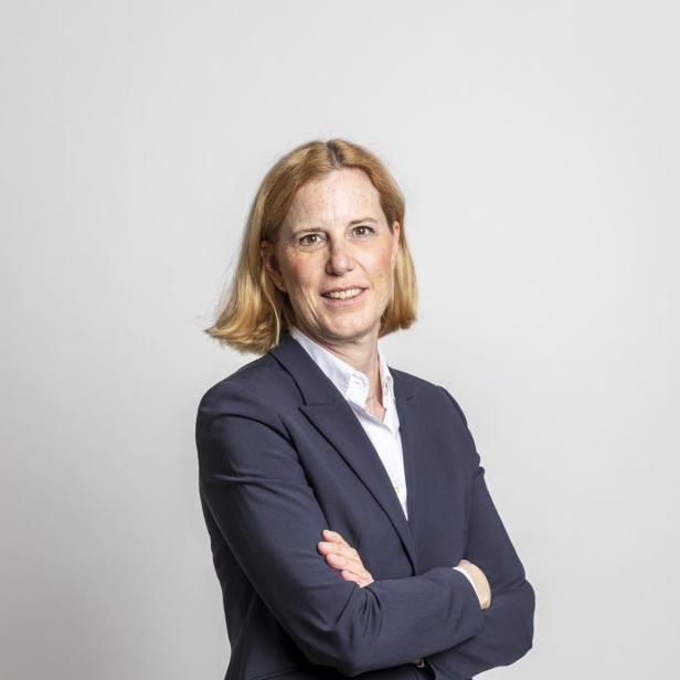 Margot Rest, eine Anwältin aus Wien, steht mit verschränkten Armen da.