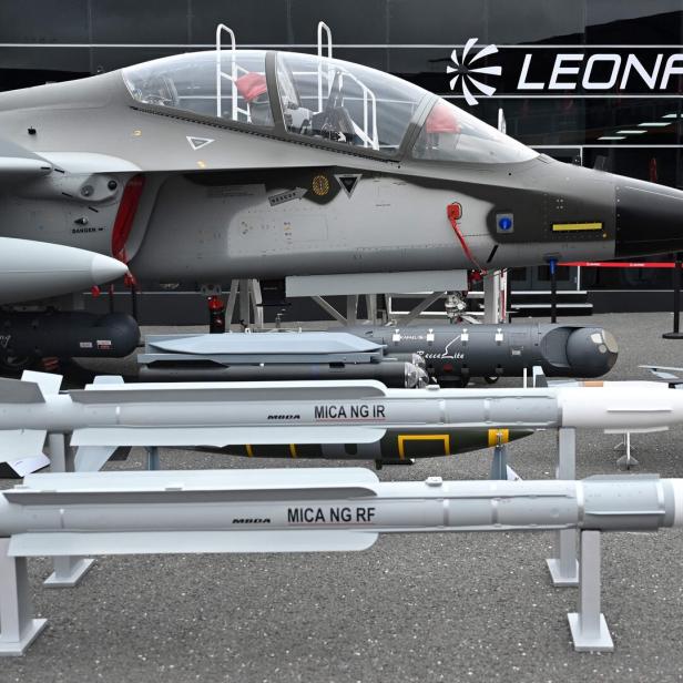 Ein Kampfjet und verschiedene Raketen des Herstellers Leonardo auf einer Luftfahrtausstellung.