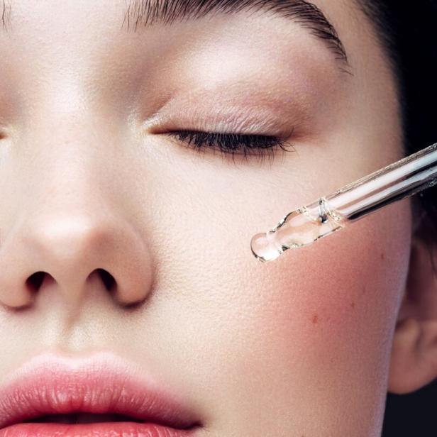 Nahaufnahme einer schönen Frau, die eine Anti-Aging-Behandlung erhält.