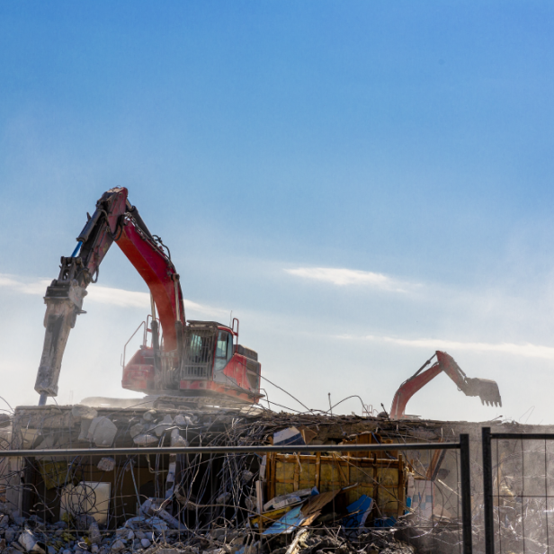 Ein Bagger auf einer Baustelle 