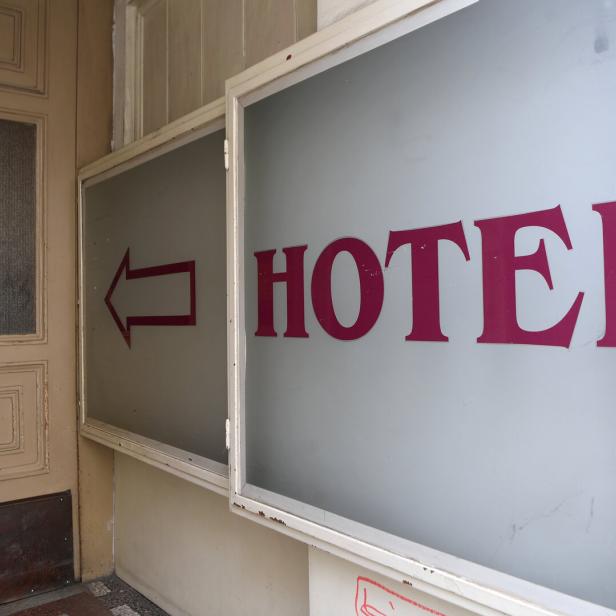 Aufschrift Hotel vor einem Eingang.